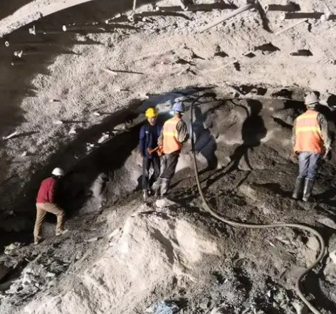 宽城隧道拱顶带模注浆料，微膨胀注浆料的特点及施工工艺